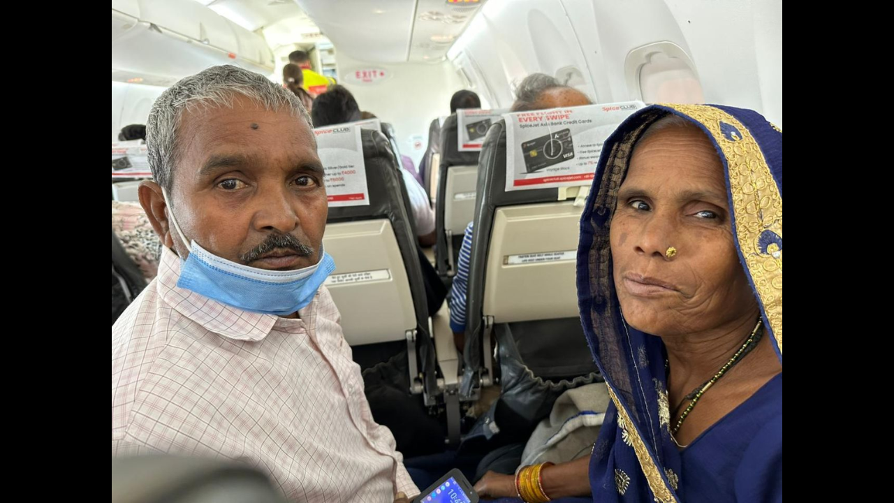 Man buys food for elderly couple flying for first time