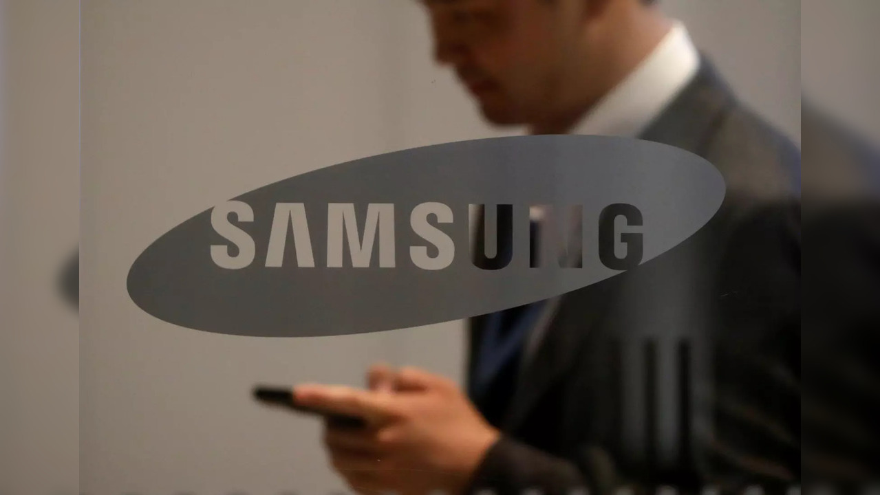 Samsung appoints ex-trade minister as one of its 2 new outside directors. (Reuters)