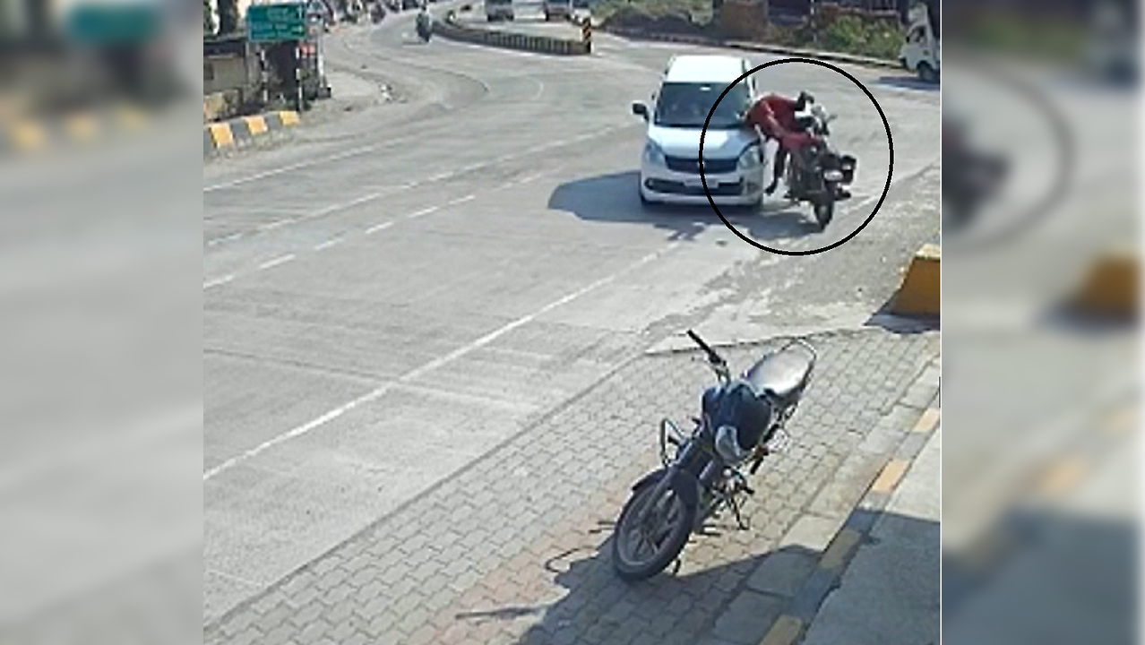 VIDEO: WagonR hits bike with woman and child - netizens think the car ...