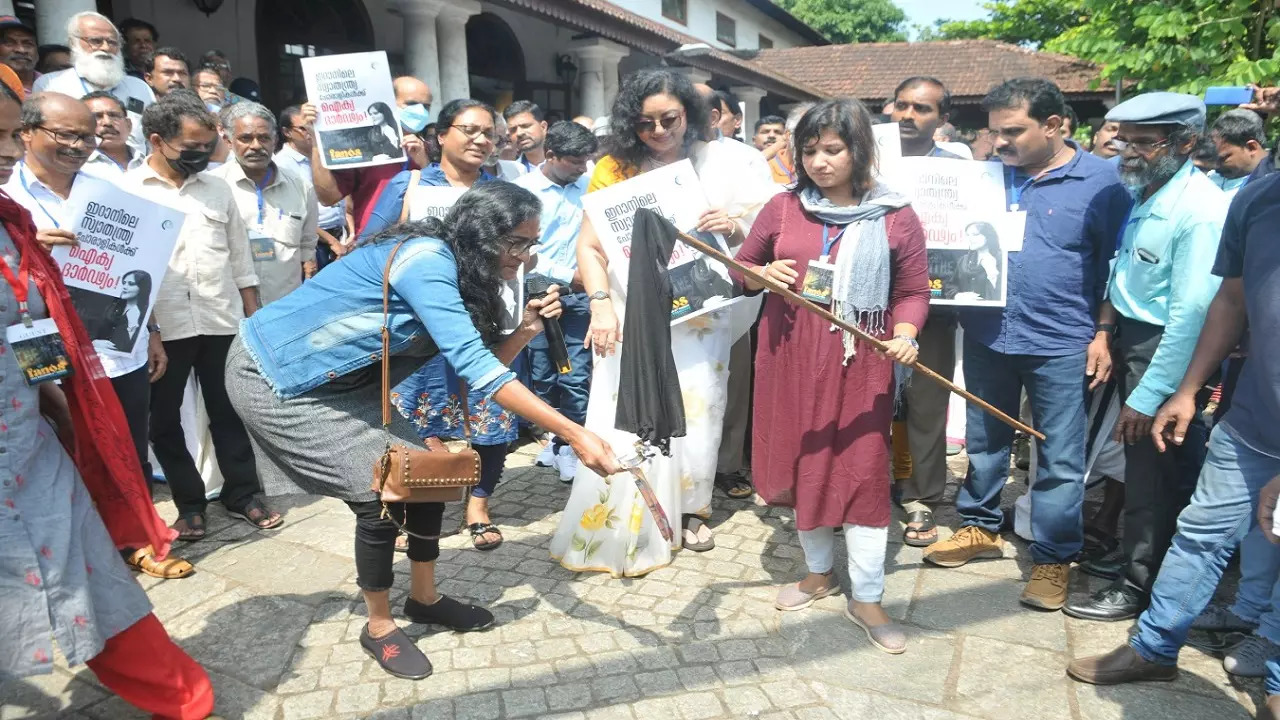 kerala women burn hijab.