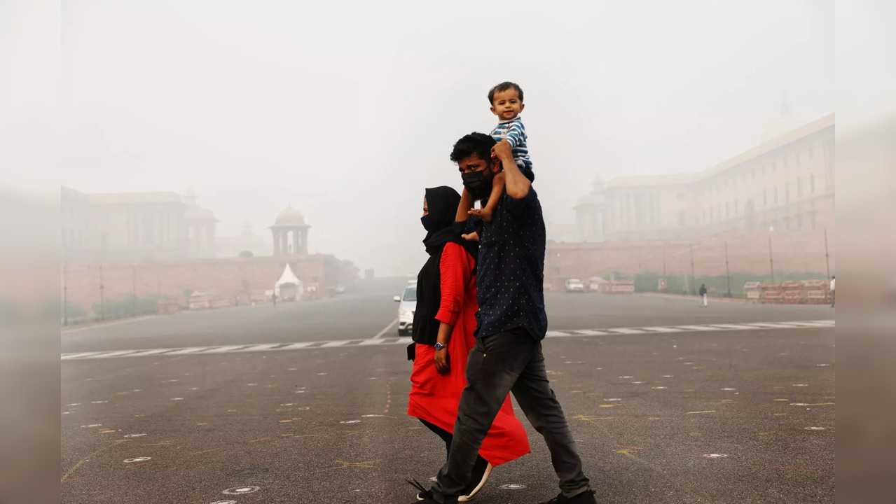 Delhi air quality remains in 'very poor' category; Air Quality Index in Noida at 393, Gurugram records 318