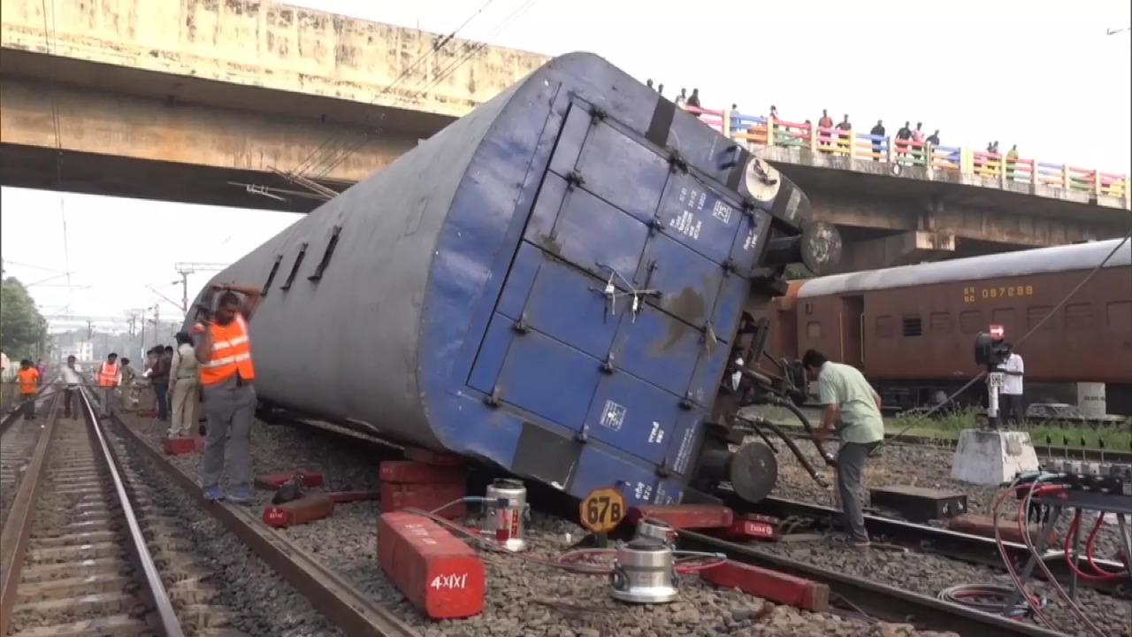 Goods Train derails in Andhra Pradesh