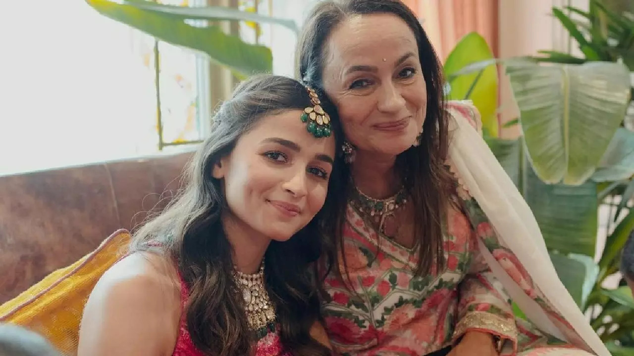 Alia Bhatt with her mother Soni Razdan