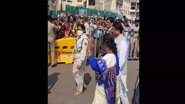 VIDEO: President Murmu Walks 2 Km To Seek Lord Jagannath's Blessings In ...