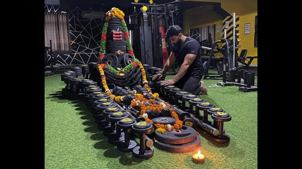 'Har Har Mahadev!' Gwalior gym owner creates Shiva Linga with dumbbells ...