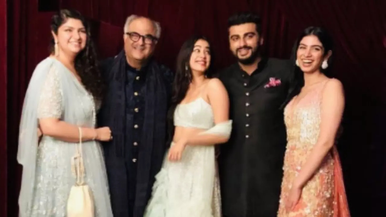 Boney Kapoor with his kids