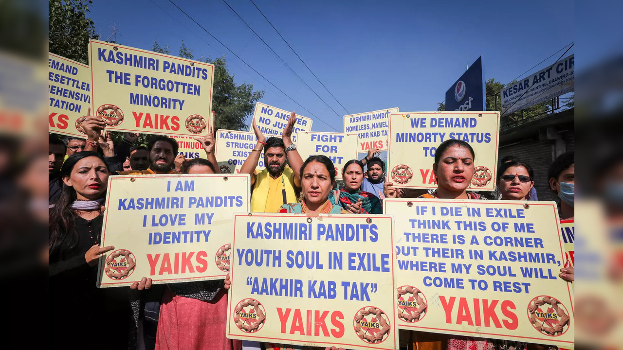 Members of the Youth All India Kashmir Samaj (YAIKS)