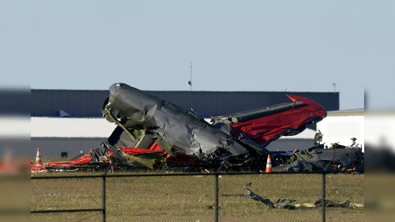 Two historic aircraft collide at Veterans Day show in Dallas