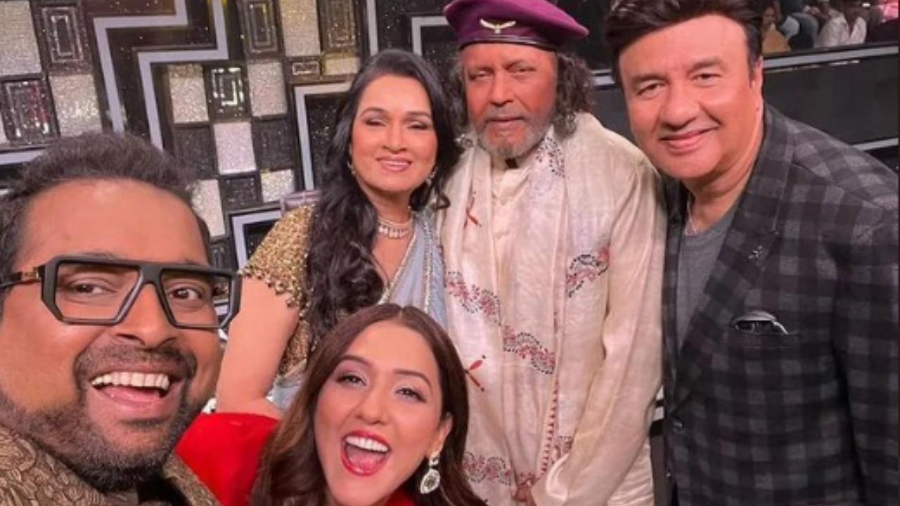 Both Mithun and Padmini came together after 33 years on the sets of the singing reality show 'Sa Re Ga Ma Pa Li'l Champs' (Pic: Instagram/ saregamapa_lilchamps)