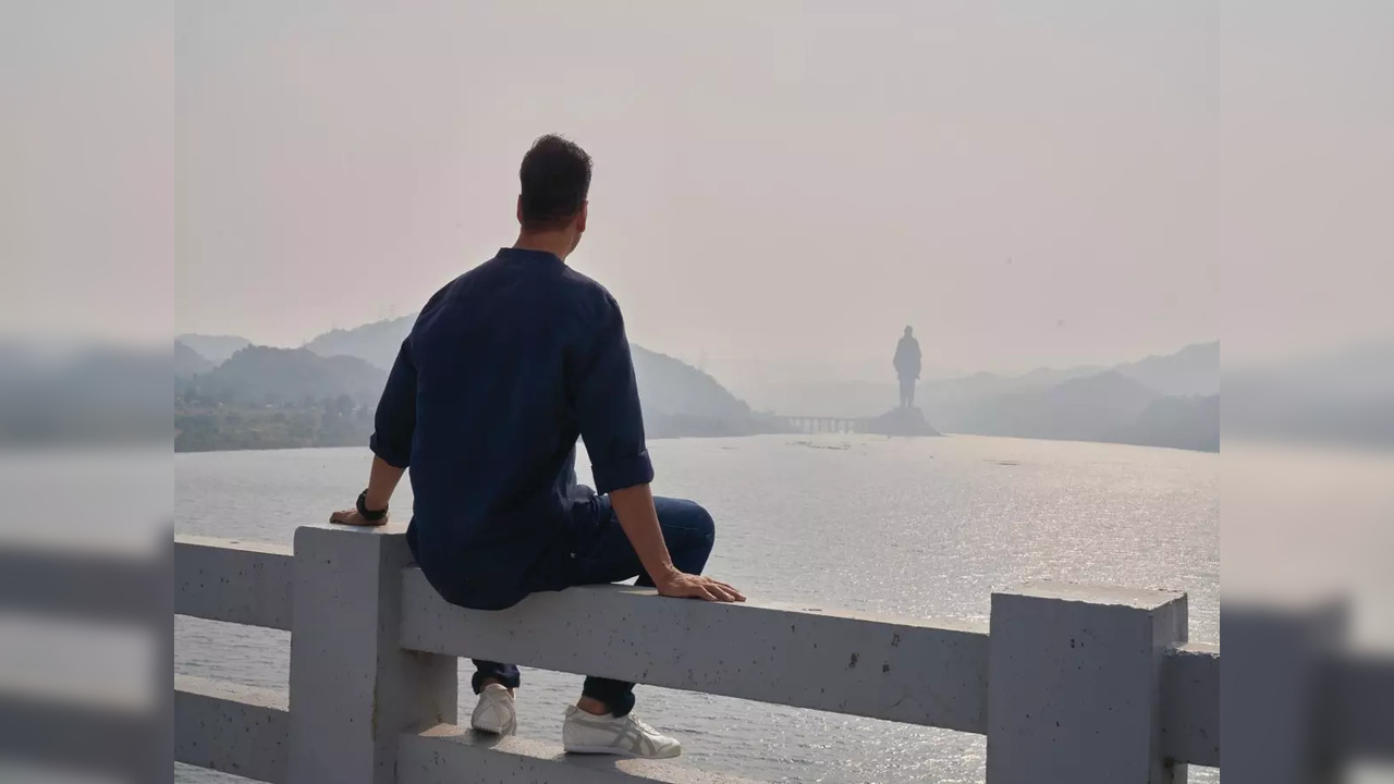 Akshay Kumar poses near Statue of Unity during his visit to Ekta Nagar