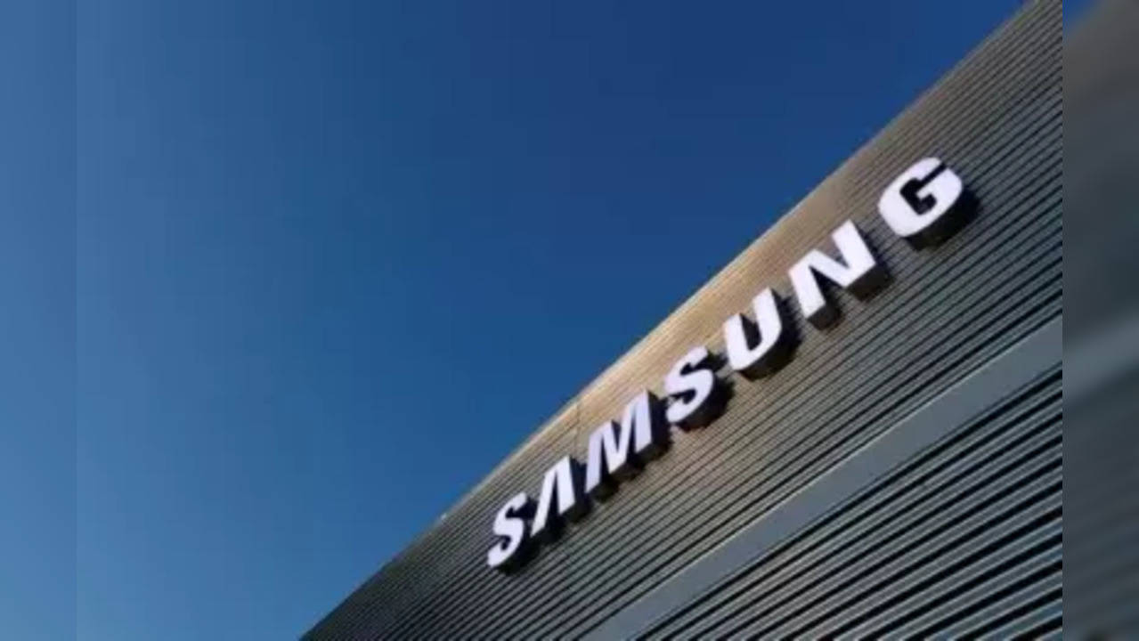 Samsung may reduce smartphone shipments by 13%.(Image source photo: Twitter)