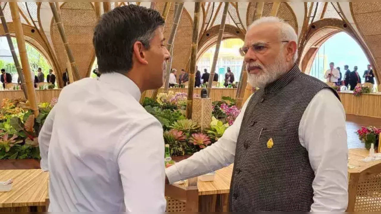 PM Modi, British PM Sunak meet for the first time at G20 Summit in Bali. (Photo courtesy: Twitter@PMOIndia).