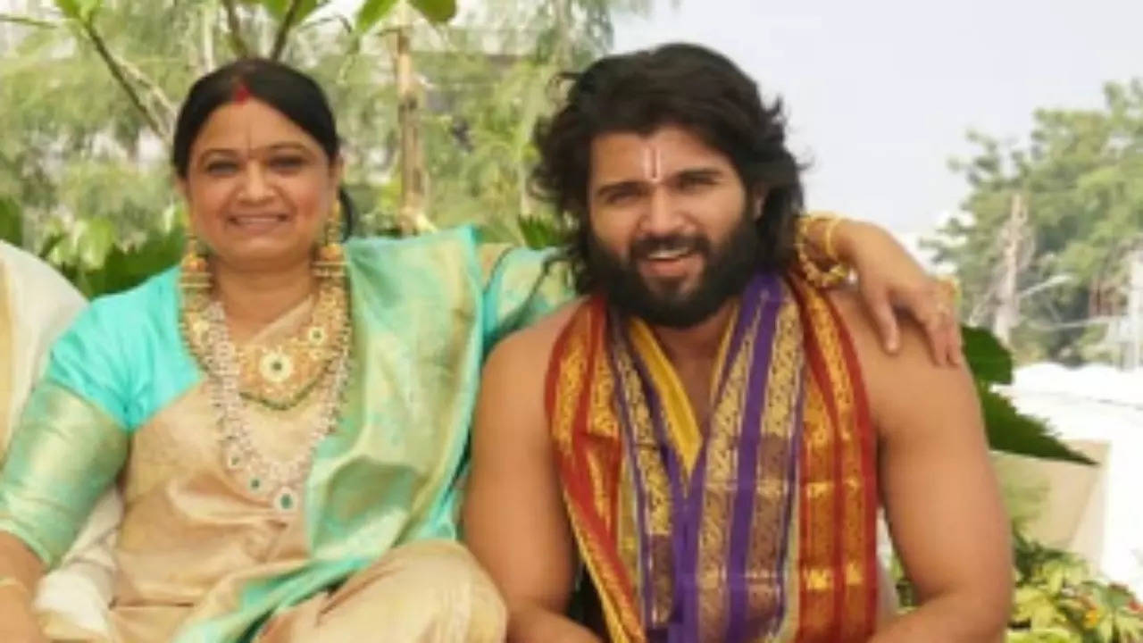 Vijay Deverakonda with his mother