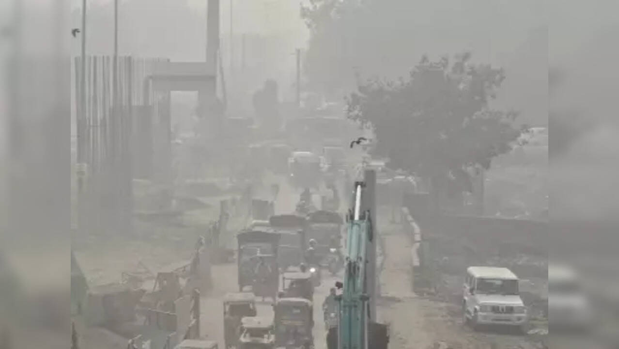 New Delhi: Vehicles ply on a road amid low visibility due to smog, in New Delhi on Thursday, November 10, 2022. (Photo: IANS/Wasim Sarvar)