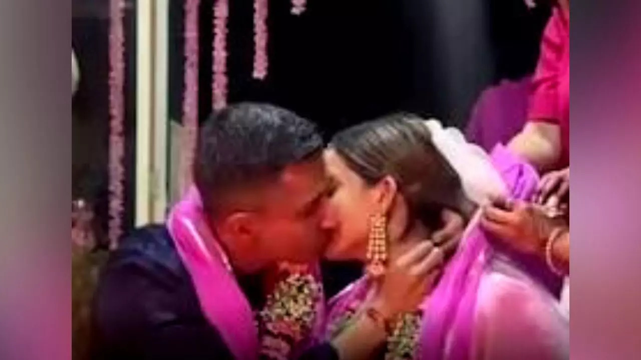 Couple lock lips during traditional Indian wedding, internet divided -  Watch viral video | Viral News, Times Now