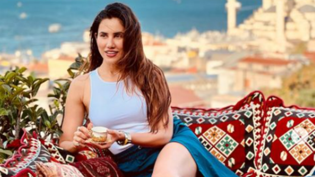 Workout  Get a fit body like Sonnalli Seygall in 20 minutes