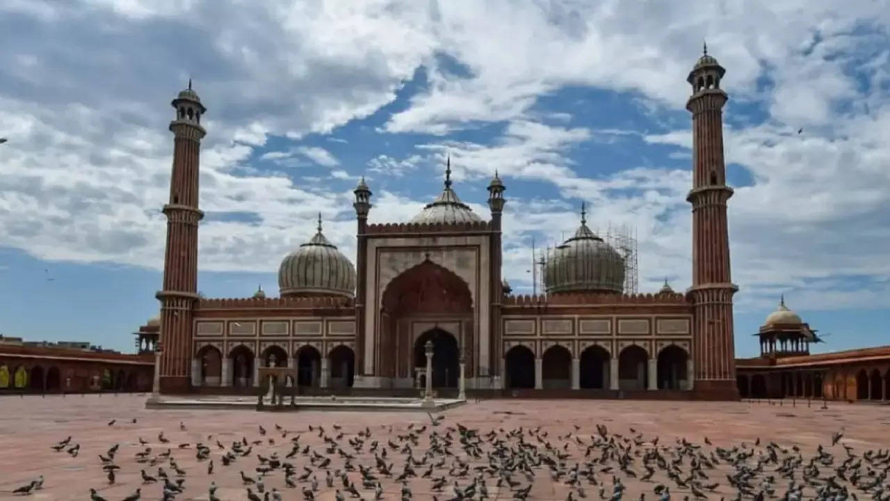 Imam of Jama Masjid agrees to revoke ban on entry of women