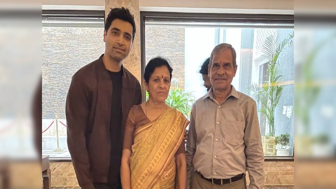 Adivi Sesh pays respects at 26/11 memorial alongside Major Unnikrishnan