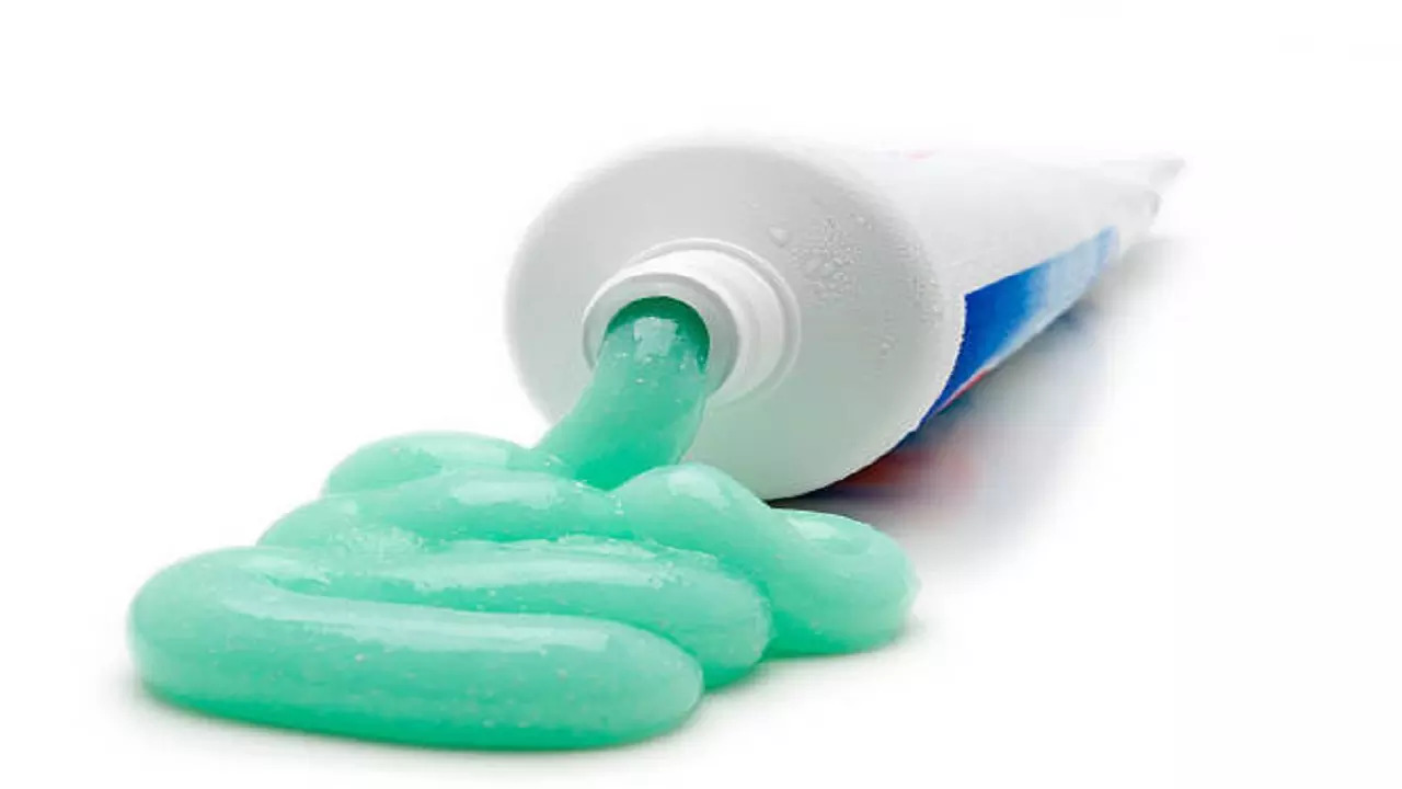 istockphoto-toothpaste