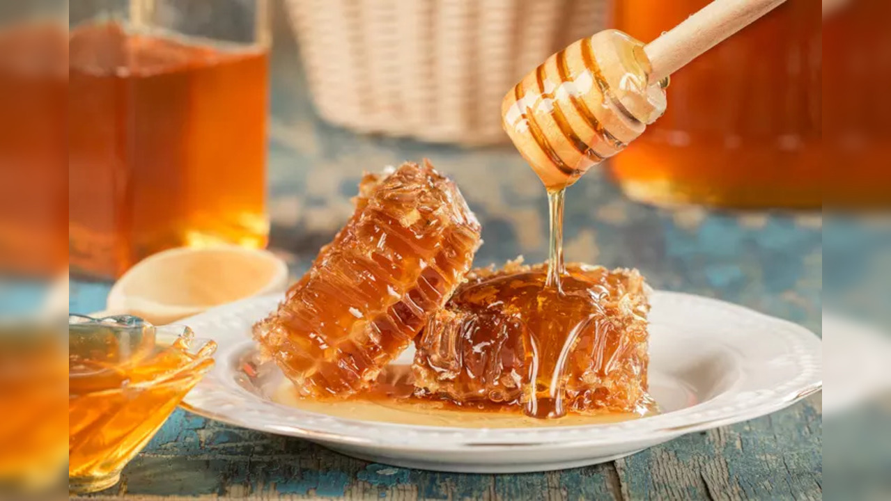 Diabetes patients, type-1 or type-2, can fall back on honey because of its phenolic compounds and flavonoids that prevent blood clots and reduce the risk of heart disease by curbing inflammation and oxidative stress.