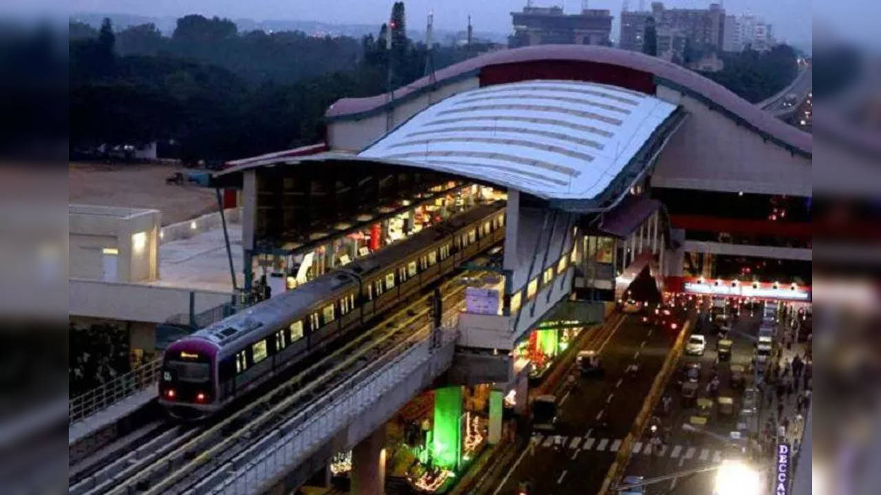 Bangalore Metro Pillar Collapsed: 2 injured as Namma Metro's reinforcement  bar bends in Bengaluru, traffic affected | Bengaluru News - Times of India