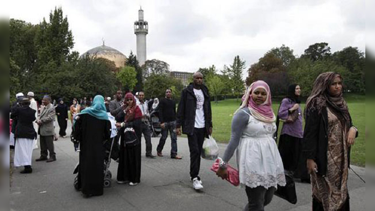 Muslim population in UK shows 'rapid growth'; Christianity dips below