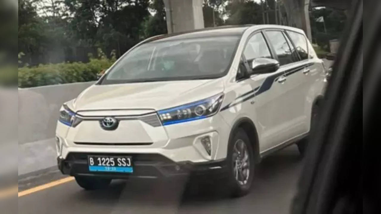 Toyota Innova EV front