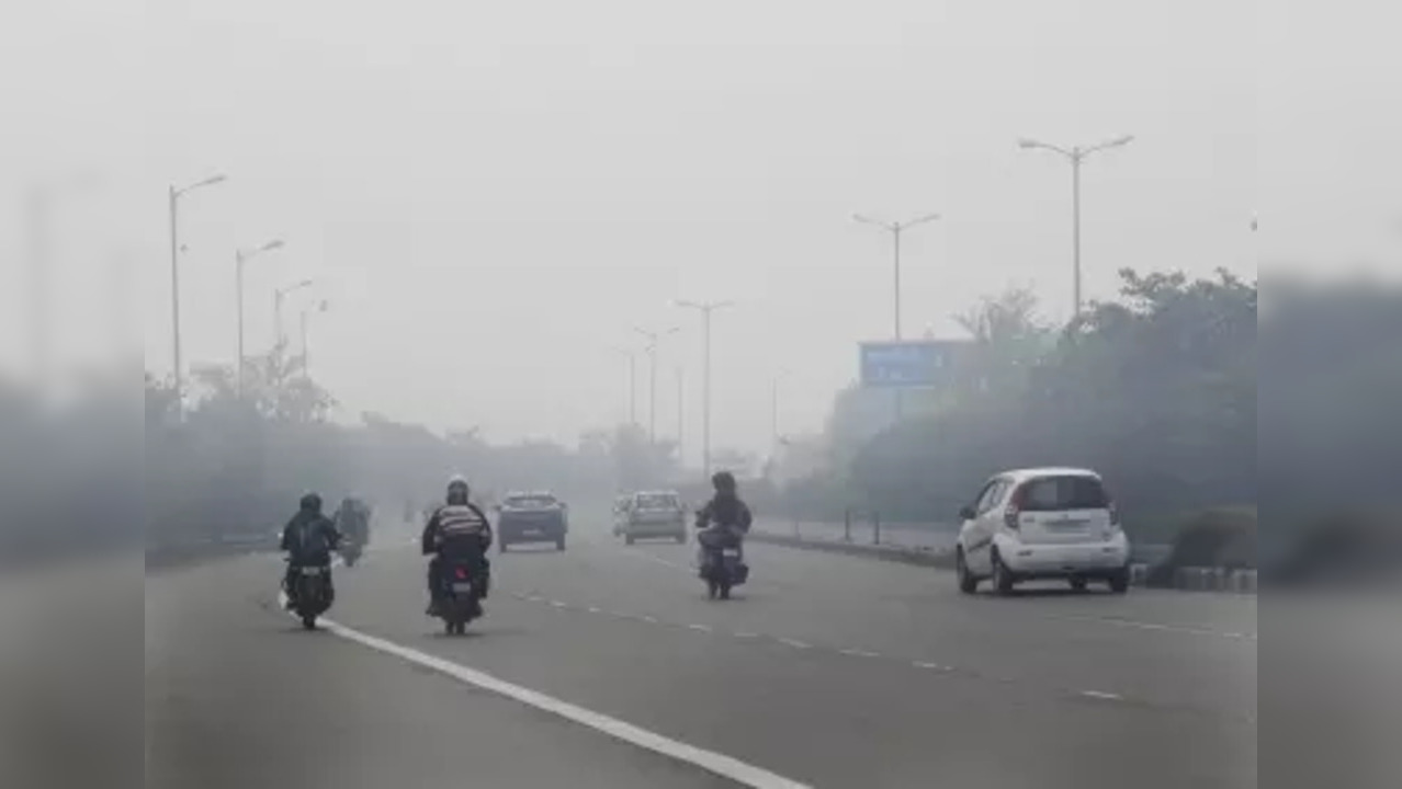 New Delhi: Vehicles play as fog covers the area on a cold winter day in New Delhi on Tuesday, December 28, 2021. (Photo: Wasim Sarvar/IANS)