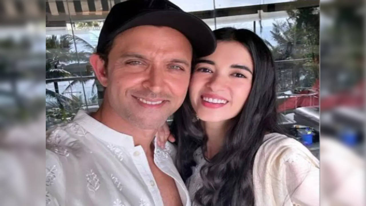 Hrithik Roshan stops fans from taking pics while protecting girlfriend Saba Azad, leaves netizens upset - watch