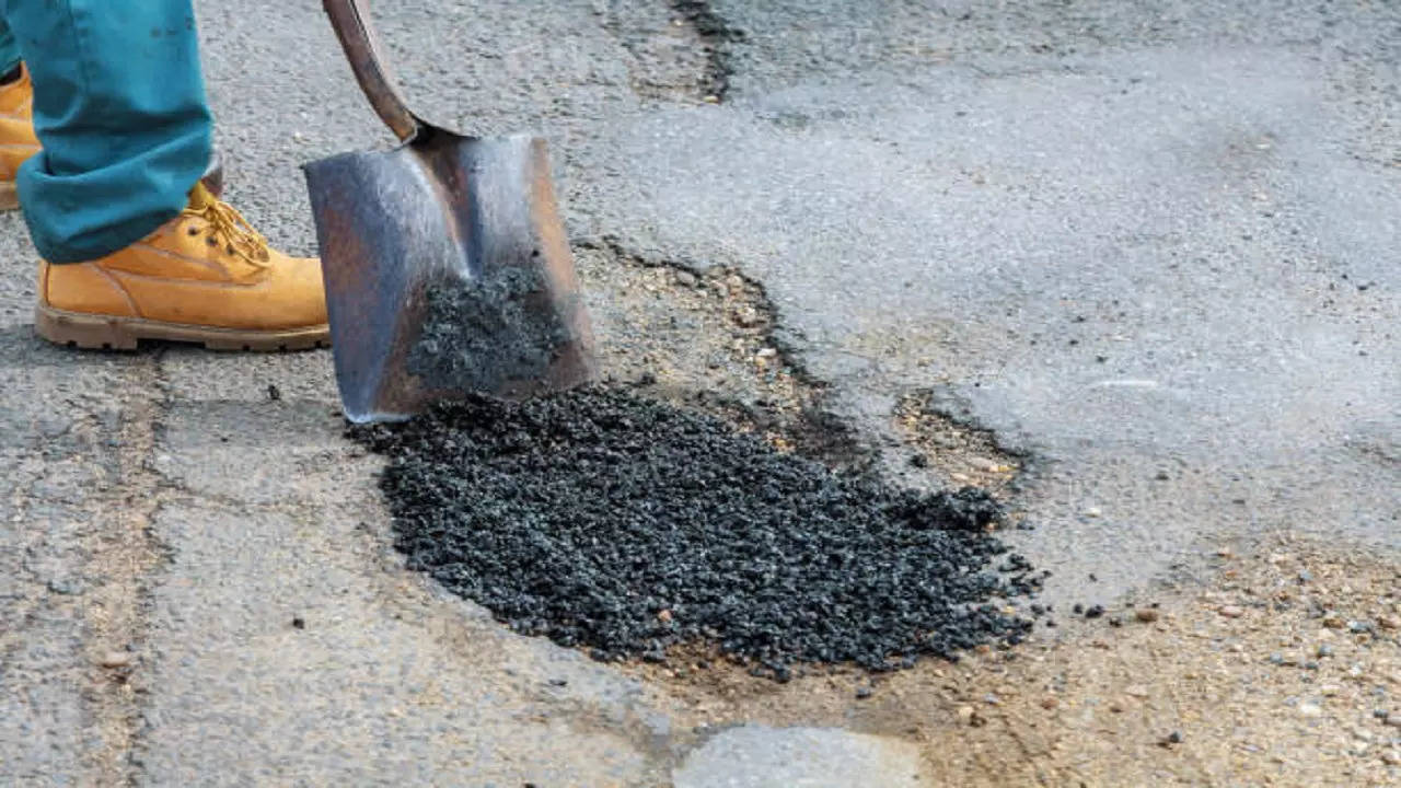 istockphoto-pothole repair