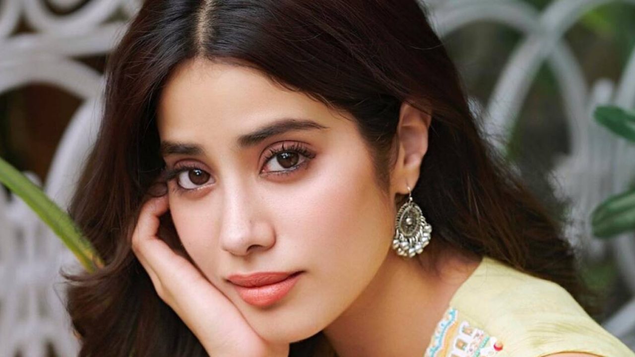 Janhvi Kapoor buys a new home, Kapoor Khandan first to visit