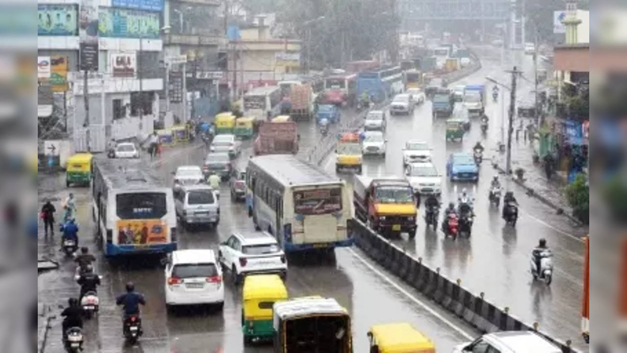 Bengaluru: Vehicles ply on a road during light rainfall, in Bengaluru on Thursday, Nov. 24, 2022. (Photo: Dhananjay Yadav/IANS)