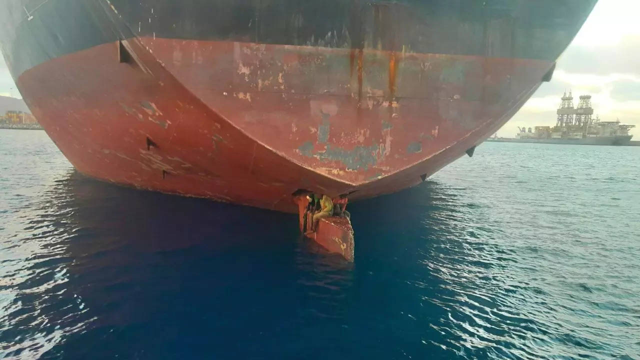 Three stowaways are sitting on the rudder of the oil tanker Alithini II, which arrived in Las Palmas on Monday | Picture courtesy of EFE Canarias/Twitter