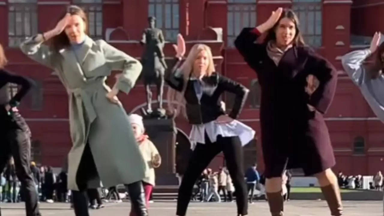 Russian women dance to 'Saami Saami' in Moscow