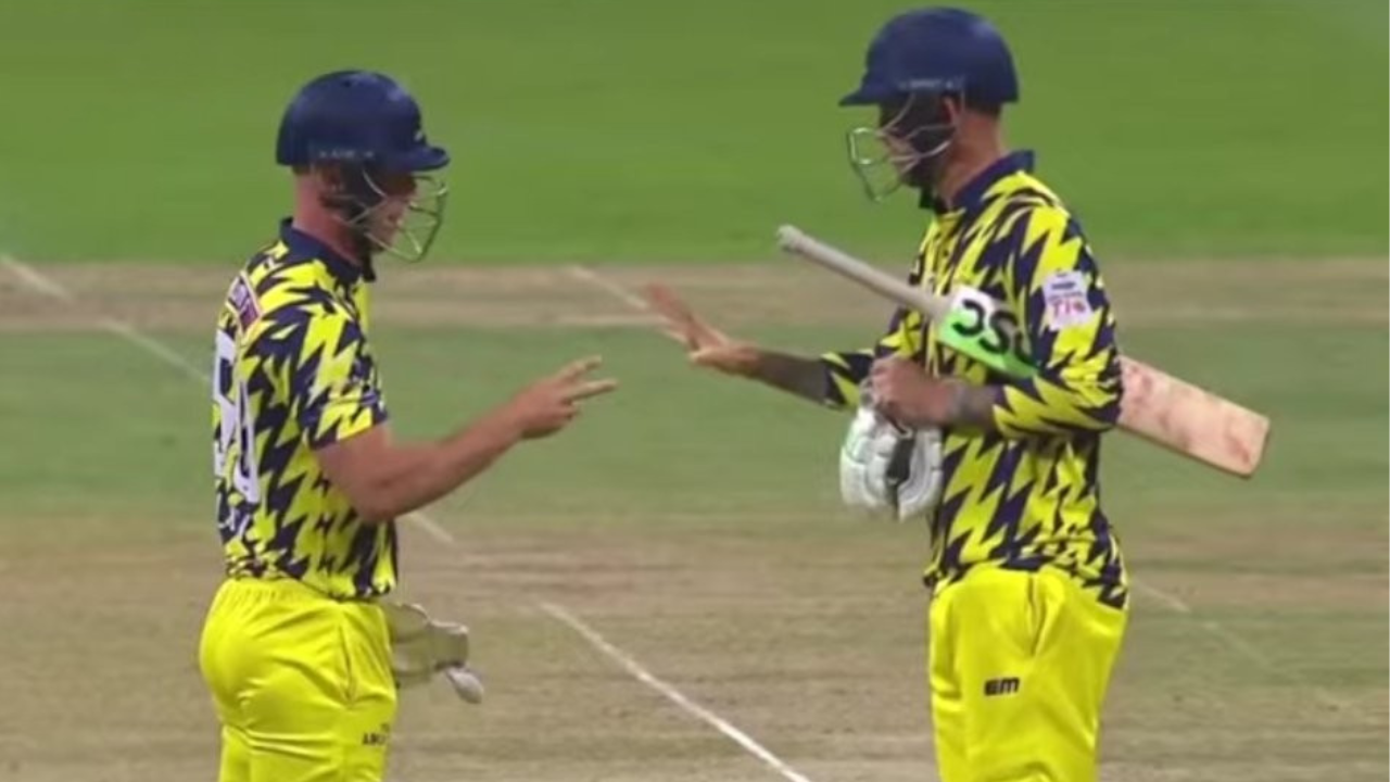 Alex Hales and Chris Lynn play rock-paper-scissor