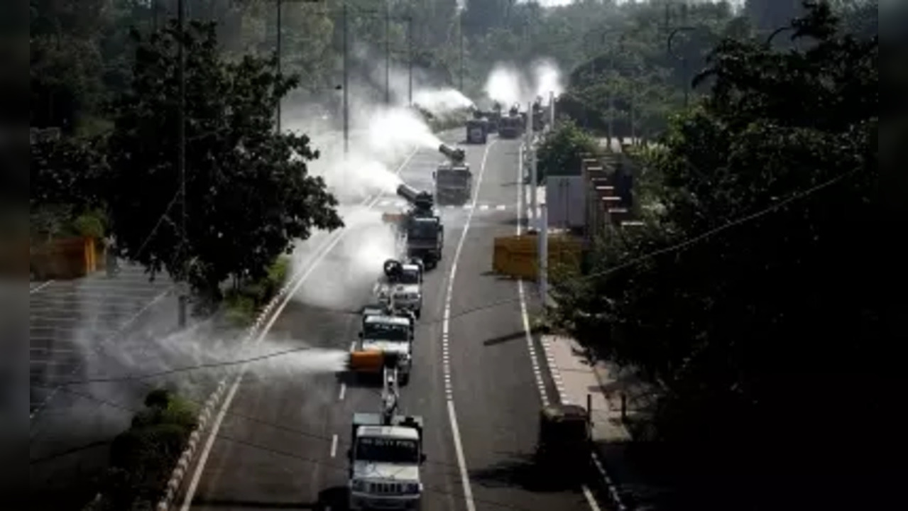 New Delhi: Mobile Anti-Smog Guns vehicles sprinkle water on a road to control pollution Municipal Corporation of Delhi (MCD), in New Delhi on Tuesday, Oct. 25, 2022. (Photo: Qamar Sibtain/IANS)