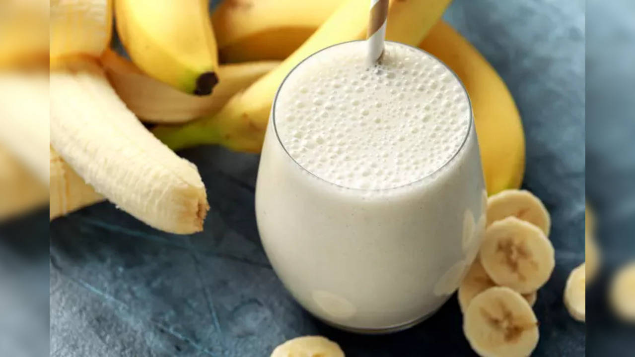 On the one hand, milk and banana make up for each other’s nutritional deficiencies; but on the other, eating them puts strain on the digestive system, makes it heavy and results in sinus problems.