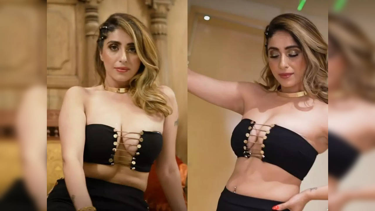Neha Bhasin brutally trolled for her bold look. Netizens call her 'Urfi  2.0' | Entertainment News, Times Now