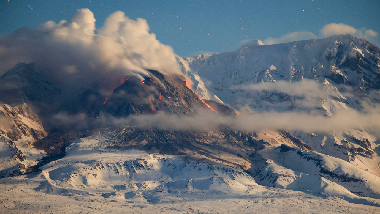 Chile está en alerta por una posible erupción mientras el volcán Villarrica ve actividad sísmica, escupiendo llamas