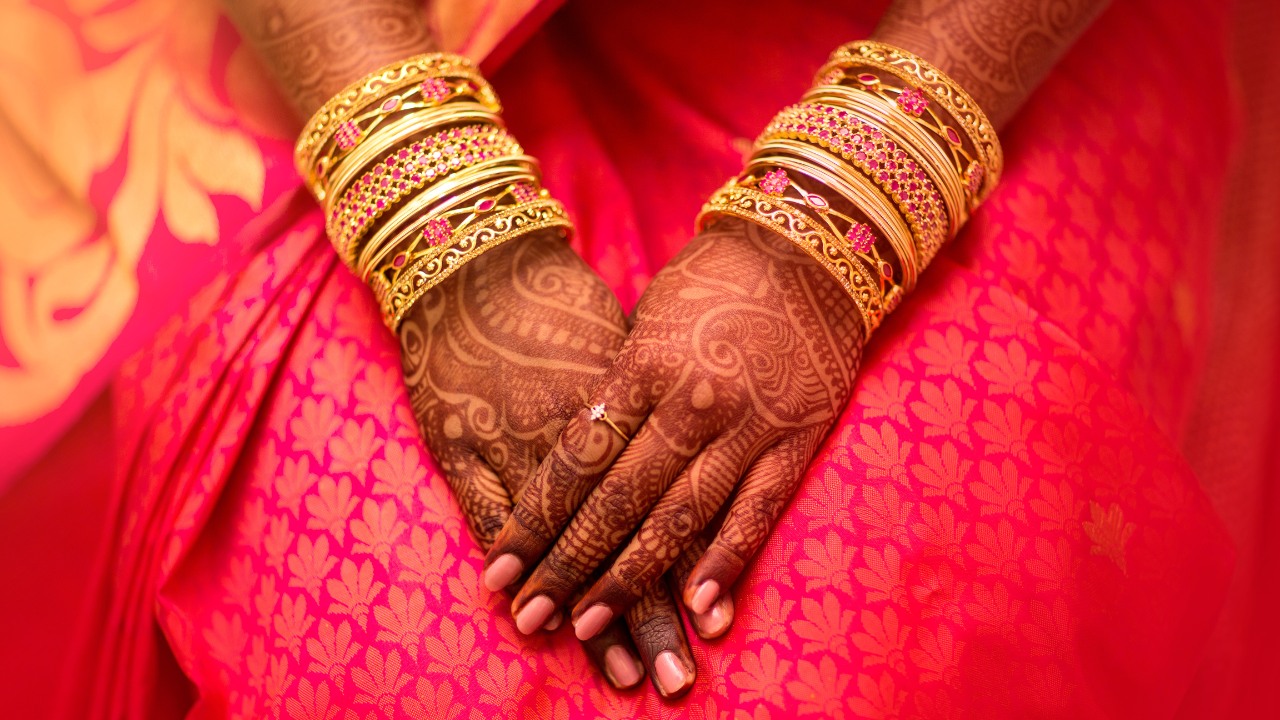 UP brides return to their maykas - they are fed up of flies