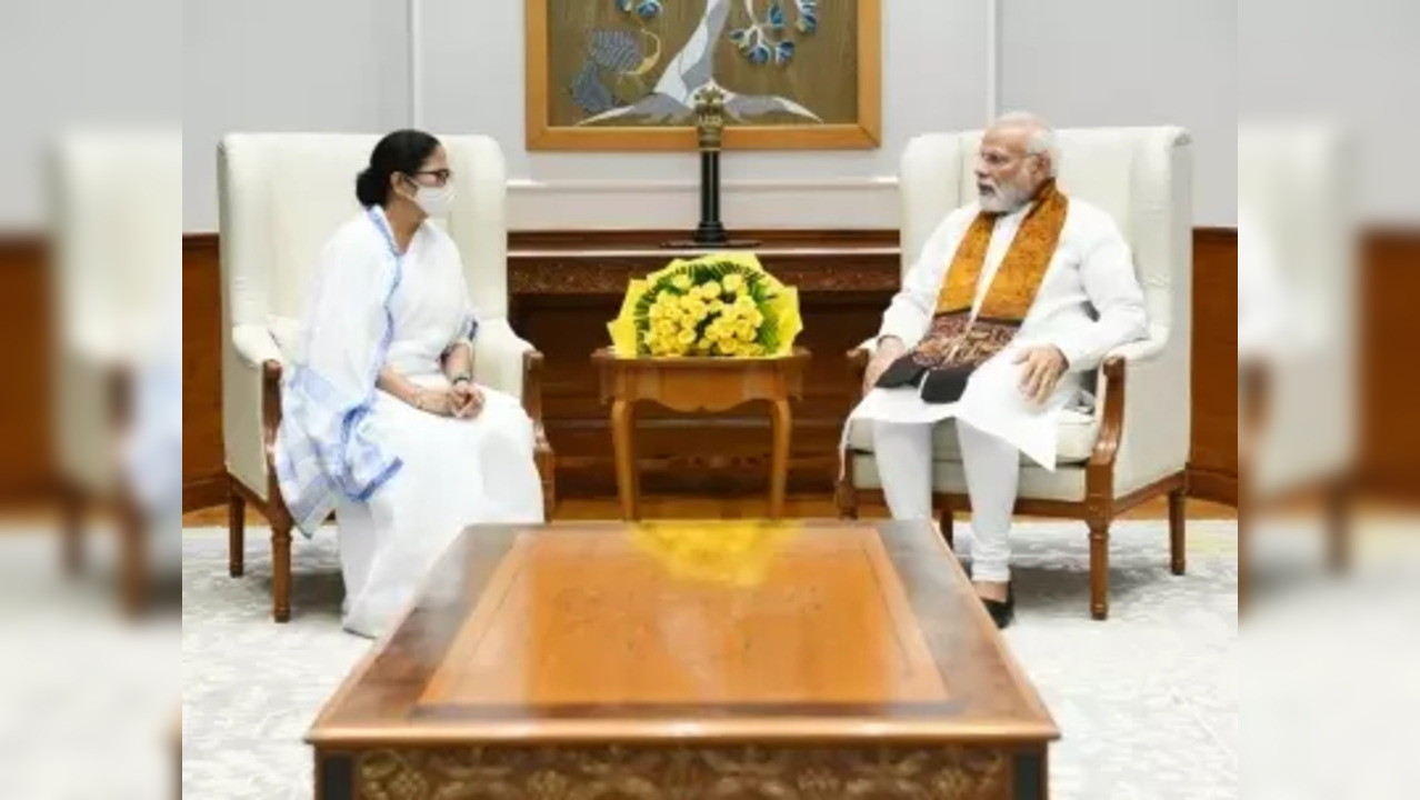 Prime Minister Narendra Modi meets West Bengal CM Mamata Banerjee, in New Delhi on August 05, 2022. (Photo: Twitter)