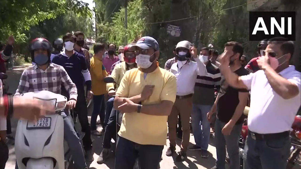 Kashmiri Pandits protest at Sheikhpora, Budgam against terrorist killing of Chadoora Tehsil office employee Rahul Bhat in May. (File image)