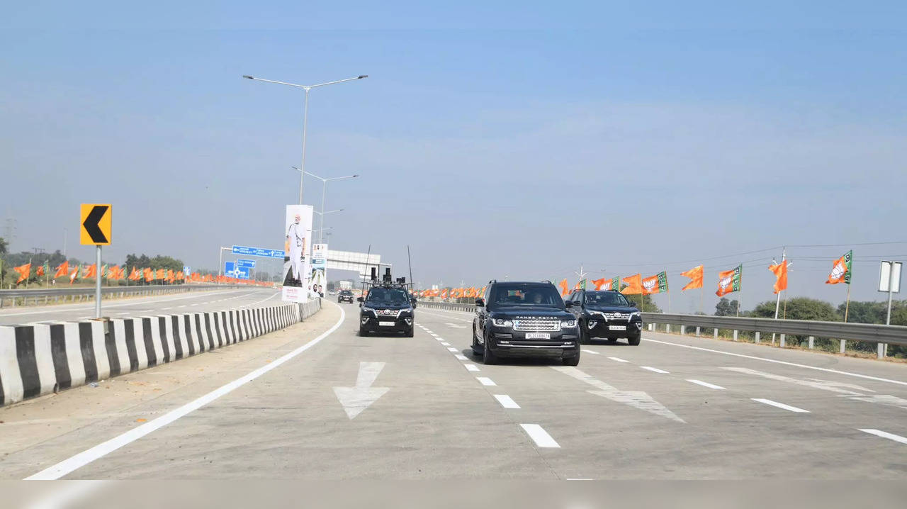 PM Modi inaugurates Mumbai- Nagpur expressway.