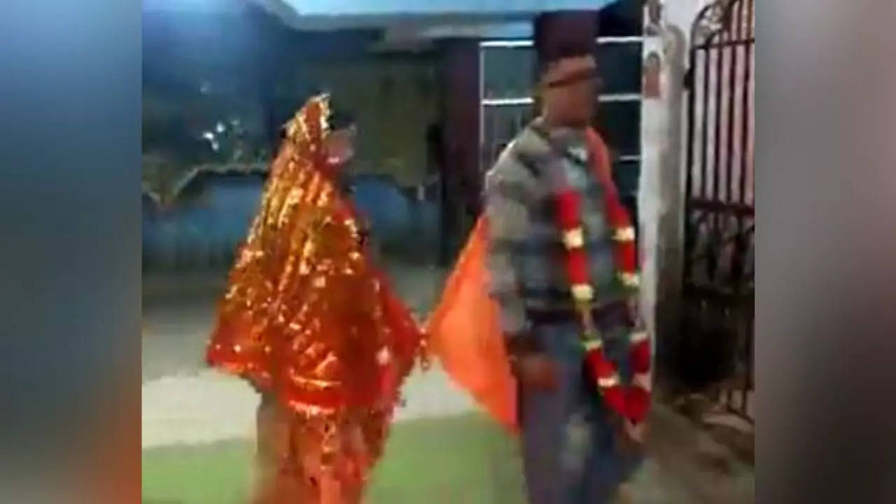 42-yr-old Teacher Marries 20-yr-old Student In Bihar, Netizens Divided ...