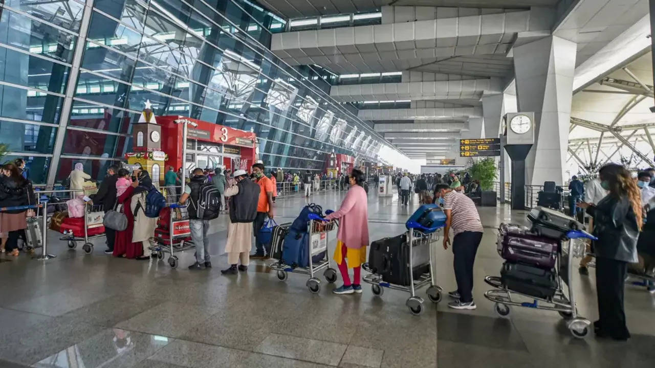 Long queue at Delhi airport.