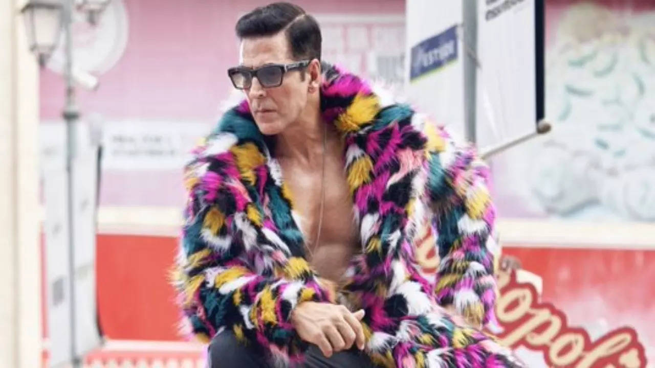 Akshay Kumar flaunts bare chest as he rocks faux fur jacket in 'garmi'. Shares exciting detail about Selfie