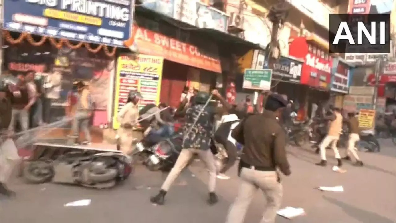 Bihar: BTET, CTET aspirants stage protest demanding jobs in Patna, police lathi-charge