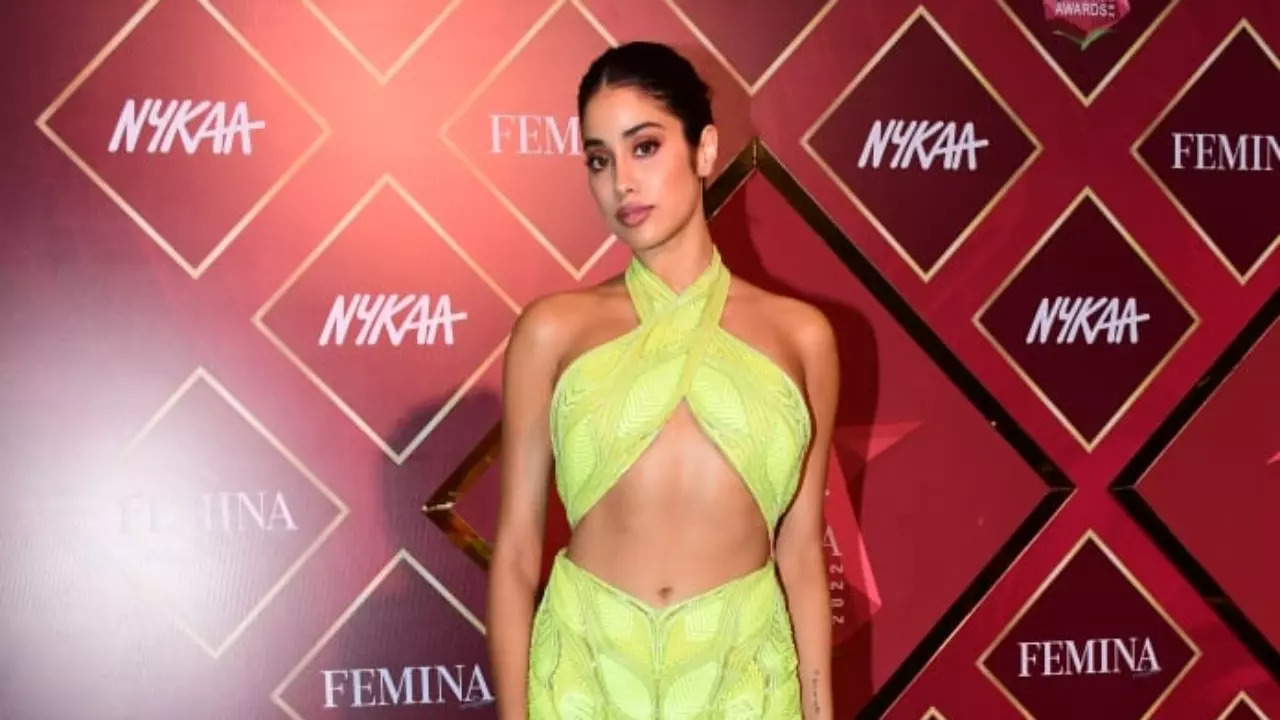 Janhvi Kapoor brutally TROLLED for 'holding her breath' while posing at Nykaa Femina Beauty Awards 2022