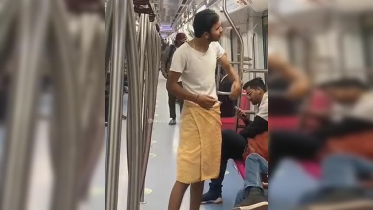 Man takes a ride in Delhi metro wearing a towel