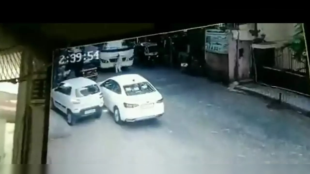 ​Man comes under bus in Mumbai